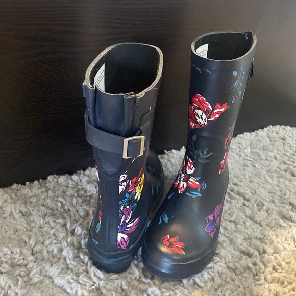 Women rain boots. Never worn. No box. Size 6 - Picture 2 of 4